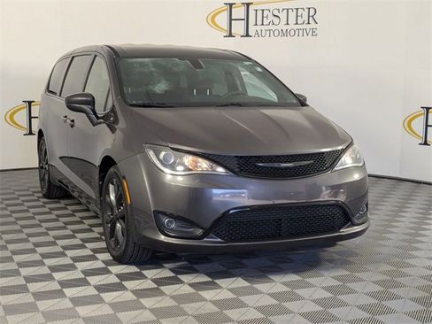 Used 2018 Chrysler Pacifica Touring Plus w/ S Appearance Package image 2