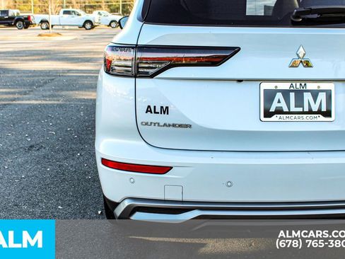 Used 2025 Mitsubishi Outlander SE image 13