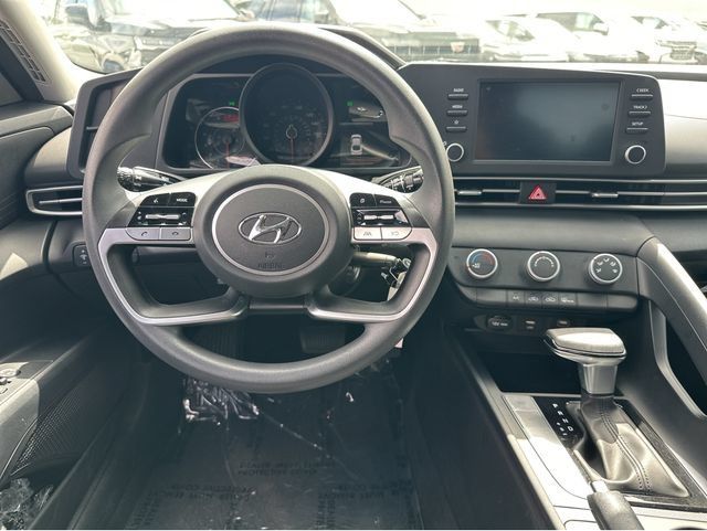 Used 2021 Hyundai Elantra SE FWD image 15
