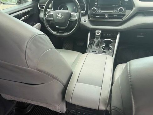 Used 2020 Toyota Highlander XLE AWD/4WD image 41