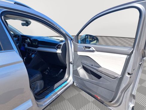 New 2025 Volkswagen Taos SEL image 17