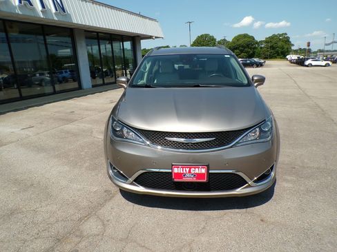 Used 2023 Chrysler Pacifica Touring-L FWD image 2