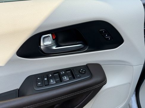 Used 2021 Chrysler Pacifica Touring-L w/ Premium & Safety Sphere Group AWD/4WD image 20