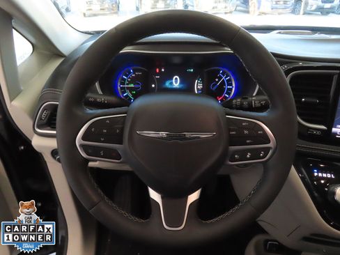 Used 2024 Chrysler Pacifica Select image 16