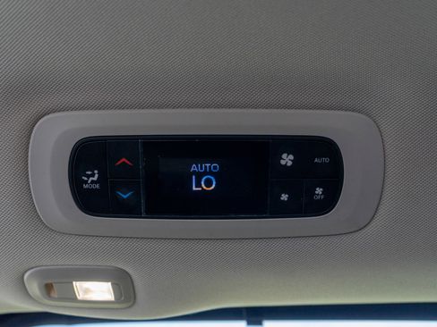 Used 2023 Chrysler Pacifica Limited AWD/4WD image 31