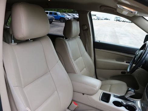 Used 2017 Jeep Grand Cherokee Limited image 19