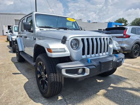Used 2023 Jeep Wrangler Unlimited Sahara AWD/4WD image 3