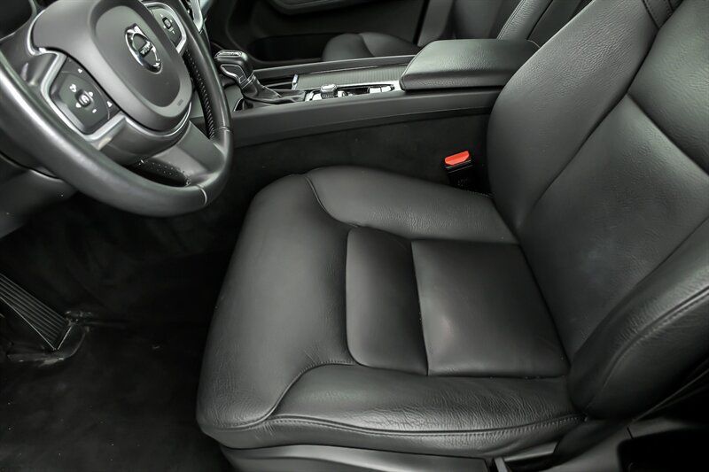 Used 2019 Volvo XC60 T6 Momentum w/ Multimedia Package AWD/4WD image 17