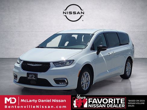 Used 2024 Chrysler Pacifica Touring-L FWD image 2