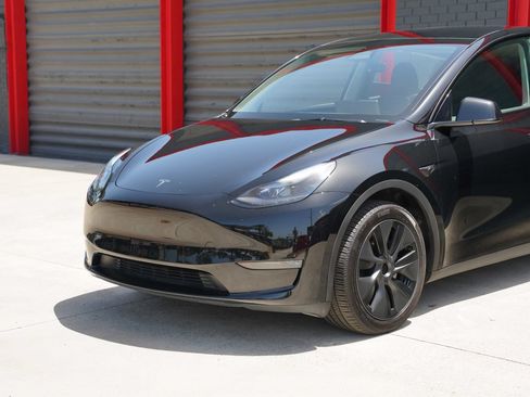 Used 2024 Tesla Model Y Long Range RWD image 2