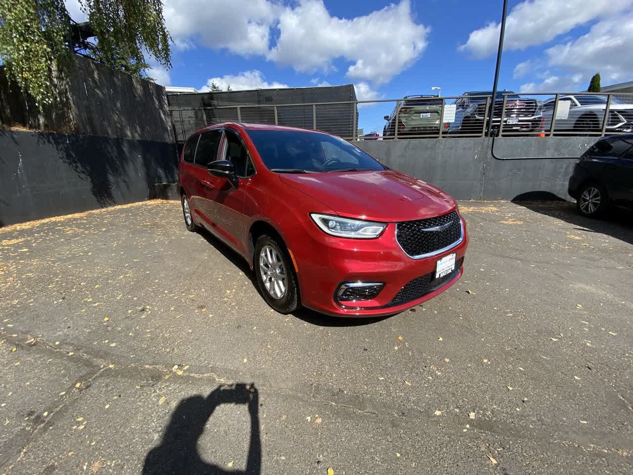 Used 2025 Chrysler Pacifica Select FWD image 8