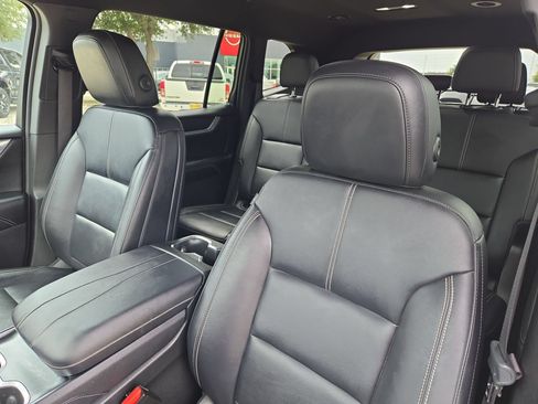 Used 2025 GMC Acadia Elevation w/ Elevation Premium Package FWD image 9