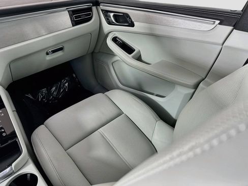 Certified 2023 Porsche Macan AWD/4WD image 26