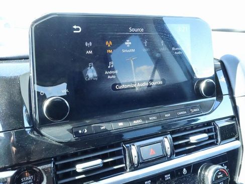 Used 2025 Nissan Pathfinder SL image 5