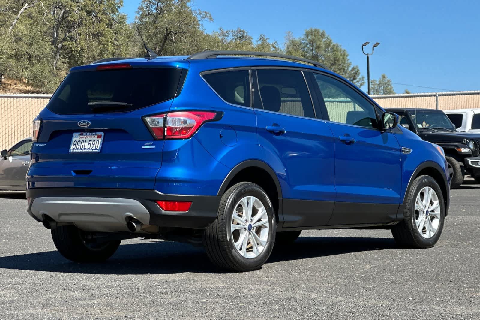 Used 2018 Ford Escape SE w/ SE Sync 3 Package AWD/4WD image 3