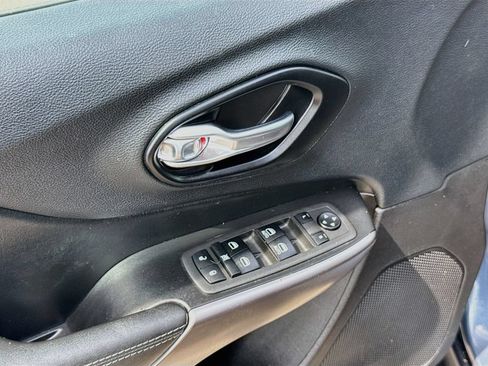 Used 2021 Jeep Cherokee Latitude AWD/4WD image 18