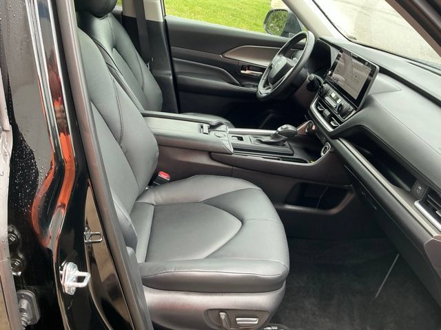 Used 2025 Toyota Grand Highlander AWD image 17