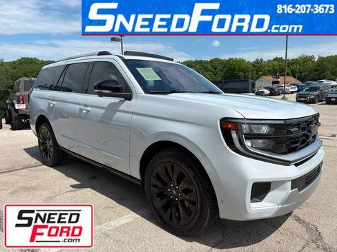 Used 2025 Ford Expedition Platinum w/ Driver's Package AWD/4WD image 1