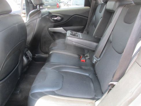 Used 2018 Jeep Cherokee Latitude Plus w/ Comfort/Convenience Group AWD/4WD image 40