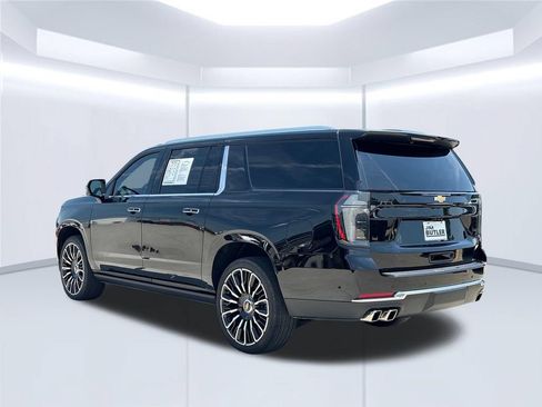 Used 2026 Chevrolet Suburban High Country AWD/4WD image 5