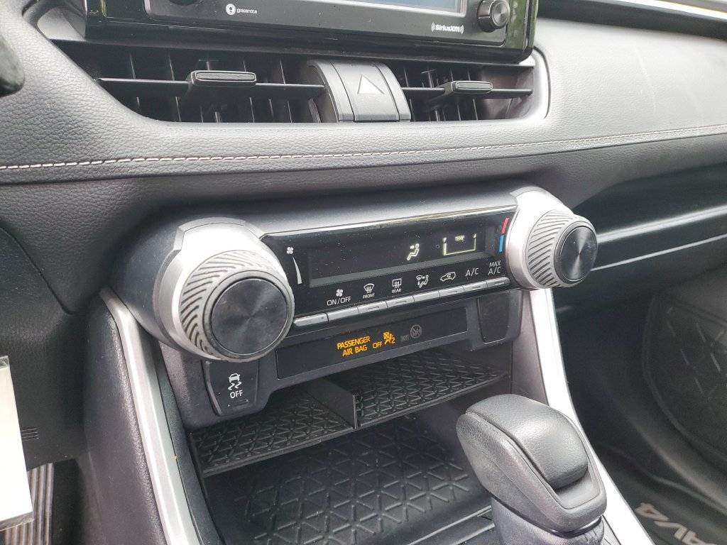 Used 2020 Toyota RAV4 LE FWD image 32