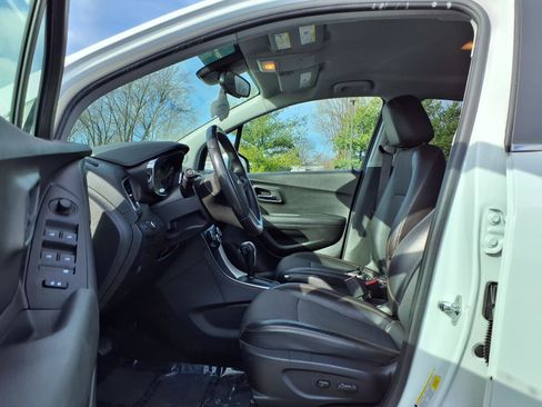 Used 2020 Chevrolet Trax LT w/ LT Convenience Package image 17