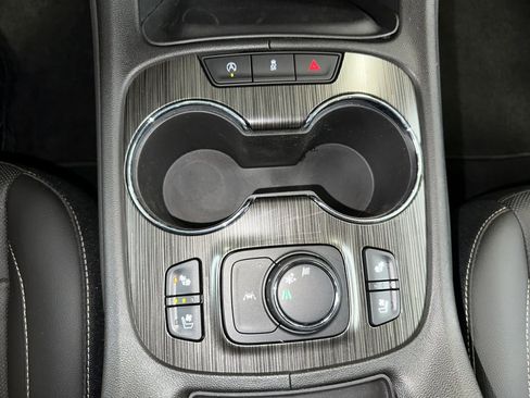 Certified 2023 GMC Acadia SLT w/ Preferred Package image 17