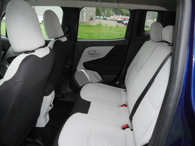 Used 2018 Jeep Renegade Latitude w/ Cold Weather Group AWD/4WD image 23