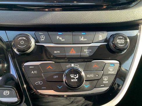 Used 2024 Chrysler Pacifica Touring-L image 33