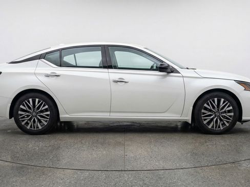 Used 2025 Nissan Altima 2.5 SV FWD image 11