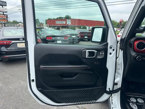 Used 2018 Jeep Wrangler Unlimited Rubicon w/ Cold Weather Group AWD/4WD image 16