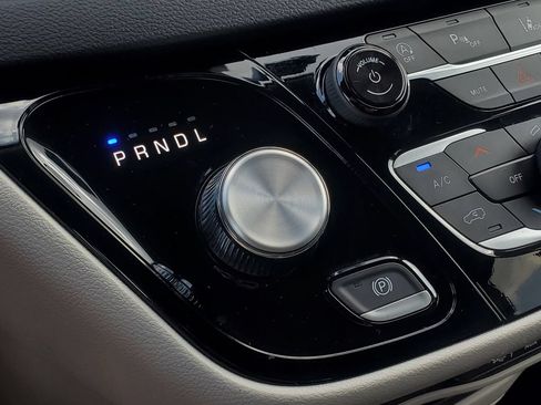 Used 2024 Chrysler Pacifica Touring-L FWD image 22