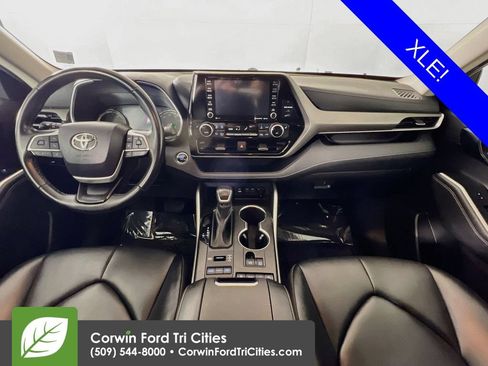 Used 2022 Toyota Highlander XLE AWD/4WD image 7