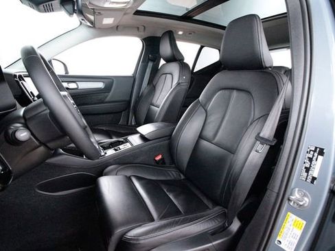 Certified 2023 Volvo XC40 B5 Plus w/ Protection Package Premier image 19