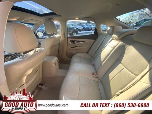 Used 2017 INFINITI Q70 5.6 image 7