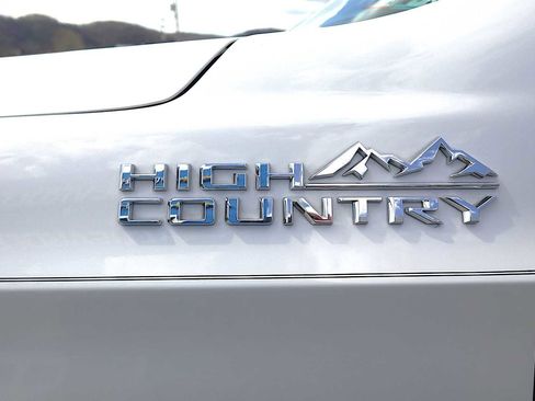 Used 2024 Chevrolet Suburban High Country AWD/4WD image 10