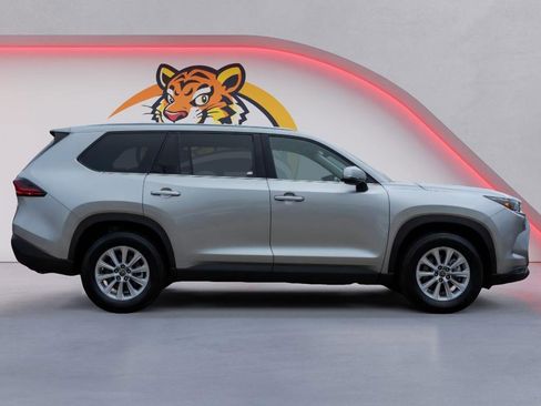 Used 2025 Toyota Grand Highlander FWD image 4