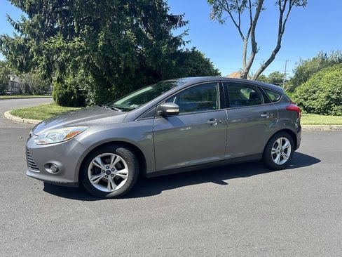 Used 2013 Ford Focus SE w/ SE Winter Pkg FWD image 4