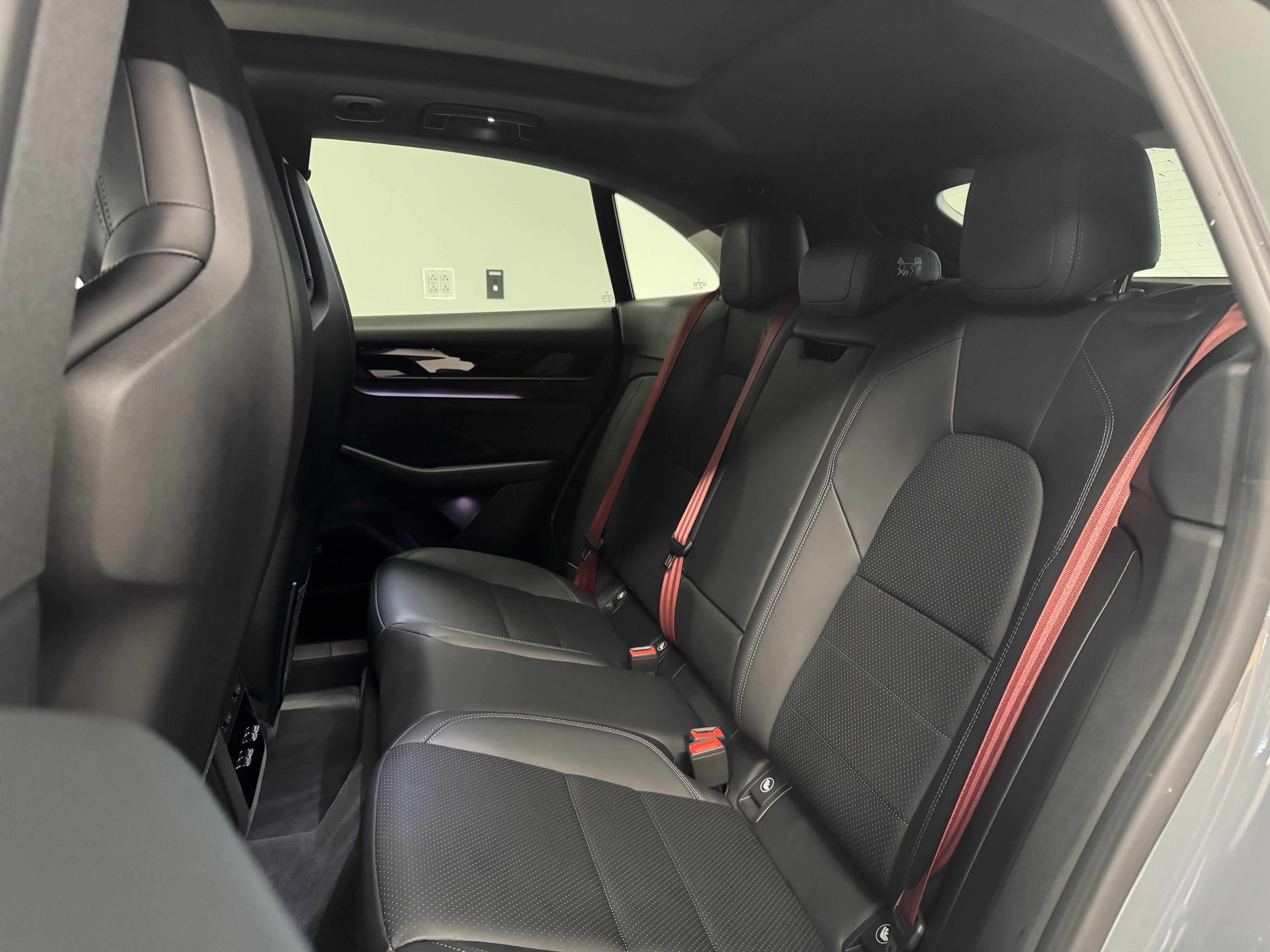 Used 2025 Porsche Macan Electric RWD image 5