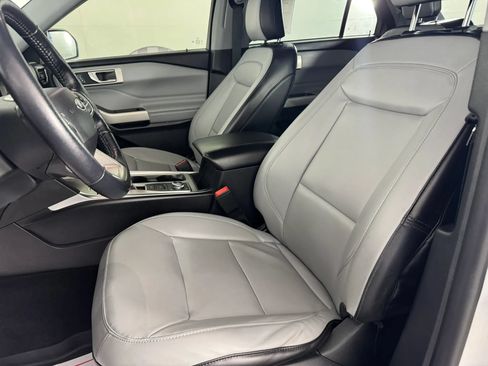 Used 2021 Ford Explorer XLT w/ Equipment Group 202A AWD/4WD image 31