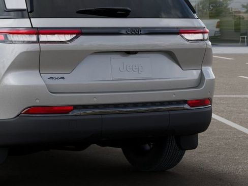 New 2025 Jeep Grand Cherokee Altitude image 13