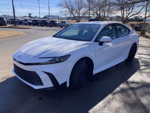 Used 2025 Toyota Camry SE image 5