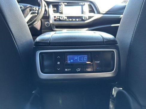 Used 2017 Toyota Highlander SE image 40