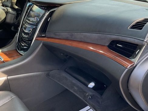 Used 2019 Cadillac Escalade Luxury image 41