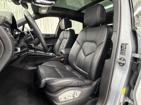 Certified 2025 Porsche Macan image 32