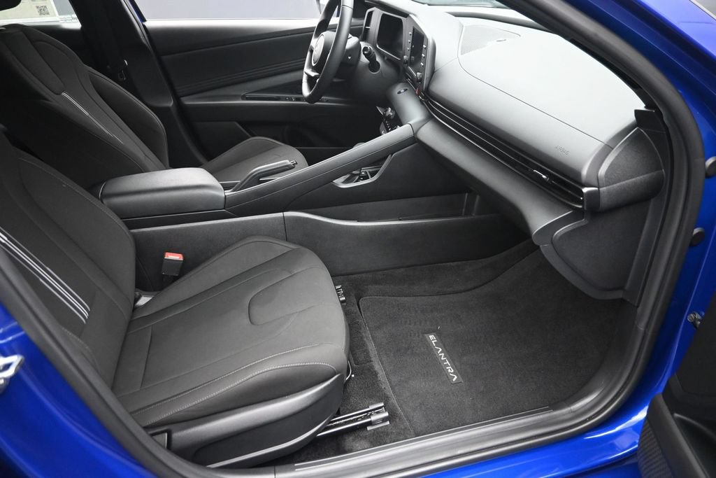 Used 2025 Hyundai Elantra Sport FWD image 9