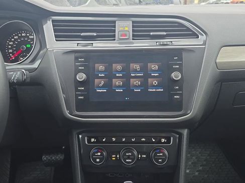Used 2020 Volkswagen Tiguan SE w/ Panoramic Sunroof Package image 23