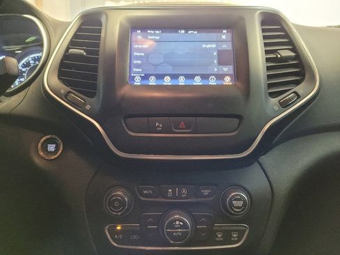 Used 2019 Jeep Cherokee Latitude Plus w/ Comfort/Convenience Group image 25