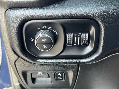Used 2020 RAM 1500 Laramie AWD/4WD image 38