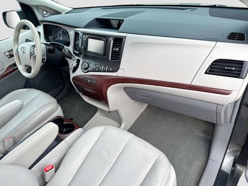 Used 2014 Toyota Sienna XLE image 38